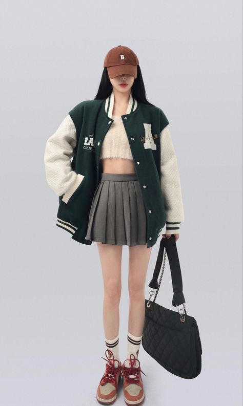 Varsity Skirt Outfit, Ootd Varsity, Varsity Outfit, Varsity Jacket Outfit, Casual Outfit Inspiration, Women's Casual Style, Harajuku Fashion, Stage Outfits, Minimal Fashion