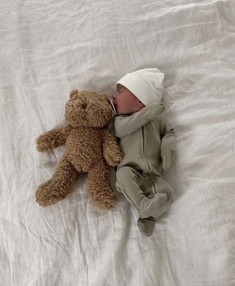 New Baby Aesthetic, Baby Annoucment Idea, Baby Asthetics, Pregnancy Comfy Outfits, Neutral Baby Aesthetic, Newborn Baby Boy Aesthetic, Baby Esthetics, Baby Pictures Aesthetic, Baby Boy Aesthetic Newborn