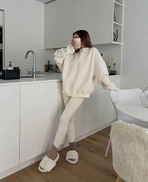 girl on a white living room holding a coffee cup wearing an all white outfit consisting of white sweatshirt, white seamless leggings and white fluffy slippers Cute Lazy Day Outfits For Home, Home Look Outfit, Cozy Home Outfit, Winter Lounge Wear, At Home Outfits, Lounge Outfits, Home Aesthetics, Outfits Lazy, Cream Outfits