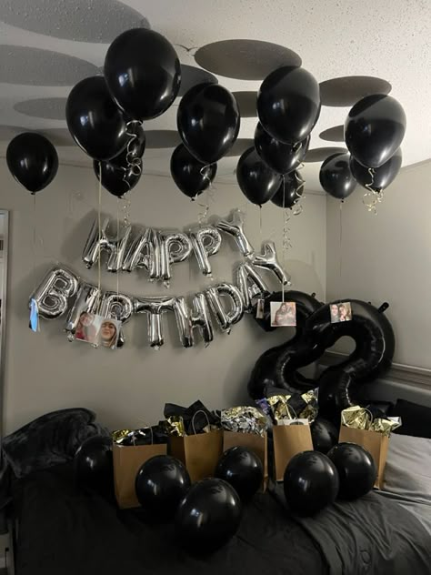 Bf Gift Ideas, Birthday Room Surprise, Bday Gift For Boyfriend, Boyfriends Birthday Ideas, Bf Gift, Birthday Surprises For Him, Happy Birthday For Him, Surprise Birthday Decorations, Cute Anniversary Gifts