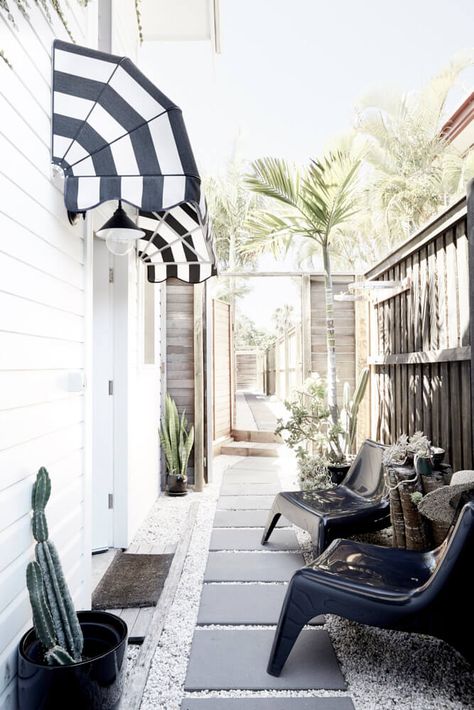 A black and white beach side getaway Black And White Beach House, Side Path, Byron Beach, Coastal Exterior, Deck Flooring, Beach House Exterior, New York Loft, Black And White Beach, Small Cottages