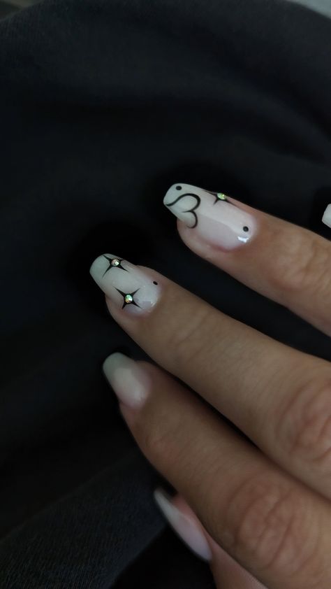 Acrylic white nails with black stars and hearts. Cute diamond studs aesthetic Y2K nails. Nails Y2 K, Short Nails Ideas Y2k, Y2k Nails Short Simple, Y2k Nails Round, Mail Inspo Y2k, Y2k Short Nail Designs, Nails Acrylic Aesthetic Grunge, Acrylic Nails Y2k Short, Nail Designs For Short Nails Y2k