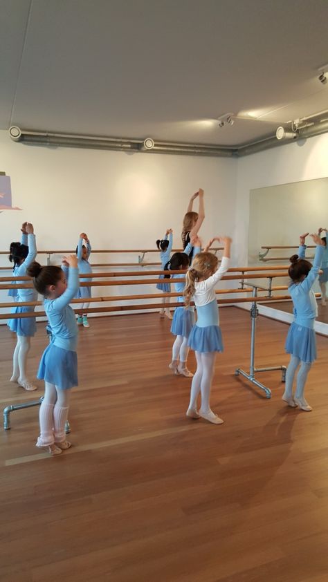 Balletclass for kids. Ballerina Kids, Dancer Lifestyle, Baby Ballet, Ballet Studio, Ballet Teacher, Dance Dreams, Ballet Kids, Ballet School, Dance School