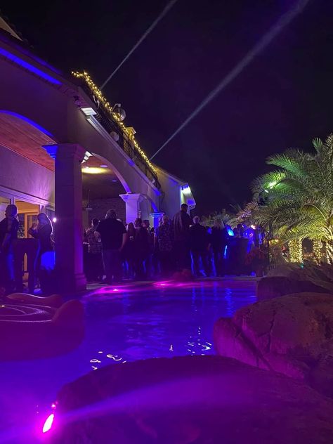 Pool Party Aesthetic Night Luxury, Pool Asthetic Picture Night, Miami Aesthetic Night Party, Rich Party Aesthetic, Black Pool Party, Night Pool Party Aesthetic, Pool Party Aesthetic, Pool House Party, Luxury Pool Party