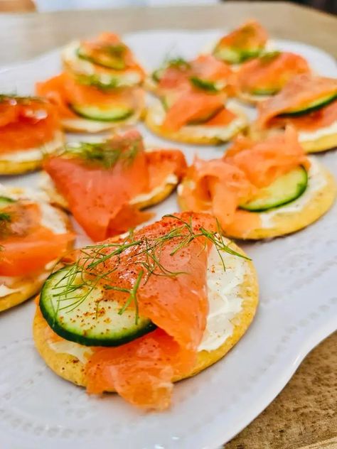 Smoked Salmon on Crackers Party Canapes, Fast Appetizers, Smoked Salmon Appetizer, Cream Crackers, Mustard Pickles, Make Cream Cheese, Delicious Appetizer Recipes, Summer Appetizer, Pasta Dinners