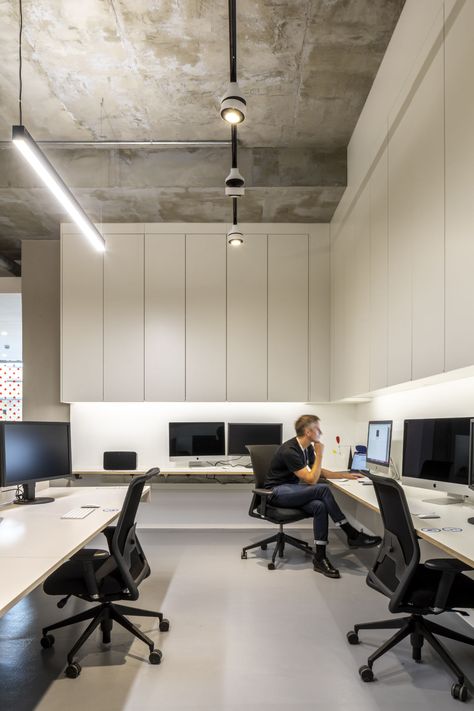 Office Design Industrial Modern, Workshop Office Design, Basic Office Design, Workspace Design Home, Office Architecture Interior, Small Shared Office Space, Loreal Office, Architecture Studio Workspace, Minimal Office Interior Design