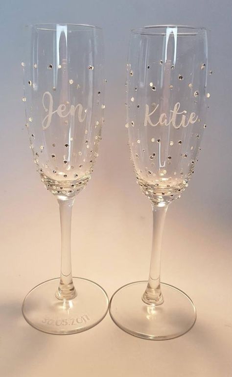 Champagne Glasses Decorated, Beautiful Champagne Glasses, Sparkly Champagne, Nails For Bride, Wedding Wine Glasses, Personalized Champagne Flutes, Hen Party Gifts, Wedding Champagne Glasses, Wedding Flutes