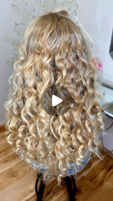 Jenna McDaniel- Girl’s Hairstyles on Instagram: "This heatless wave technique gave total lioness vibes! I love the amount of body her hair got!🦁🌊🦁  We started with a zigzag part, lightly misted the hair, and added some of our favorite air dry cream. Then we grabbed our no headband octocurl so we could start the waves high, close to the part line. Next, wrap the front section on each side as you would for traditional curls. Now this is where the magic happens! You are going to braid the hair onto the remaining strips to achieve these gorgeous waves. Act as though the octo strip is your third strand in your braid, and push the hair up as you braid so the stitches are close together. Let the hair completely dry. We typically leave it on overnight. We couldn’t believe the amount of body thi Braid Hair Overnight Waves, Overnight Braid Waves, Braid Waves, Zigzag Part, Heatless Curler, Overnight Waves, Overnight Braids, Heatless Waves, Braided Waves