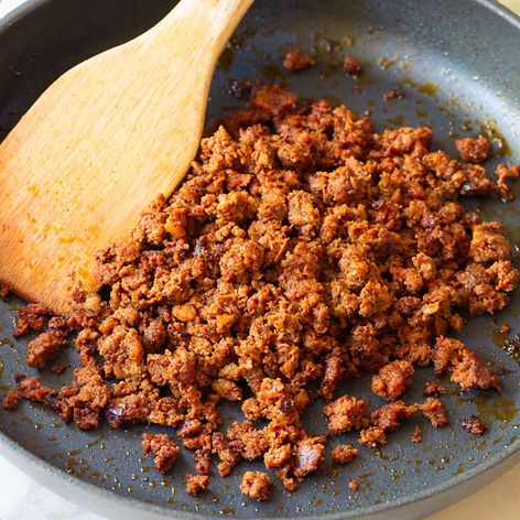 Skip the fat, boost the flavor! We all know that ground chicken and turkey is pretty bland, but that's also what's great about it - you can add just about any seasoning to it to adapt it to any recipe. Here, we add chorizo seasoning mix to give it the flavor profile you get from chorizo, but in a much healthier way. Ground Chicken Chorizo Recipe, Beef Chorizo Recipes, Turkey Chorizo Recipe, Chorizo Seasoning, Chicken Chorizo Recipe, Chicken Seasoning Recipes, Homemade Chorizo, Beef Chorizo, Chicken Chorizo