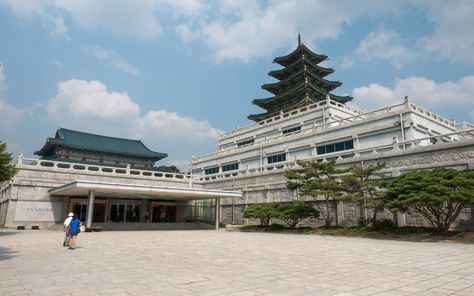 The National Folk Museum of Korea is a museum on the grounds of Gyeongbokgung Palace, not to be confused with the nearby National Palace Museum of Korea which is also found on the palace grounds. Korean Castle, Gyeongbokgung Palace, Traditional Tales, Korea Seoul, Jeju Island, Current Location, Countries To Visit, Seoul South Korea, The Visitors