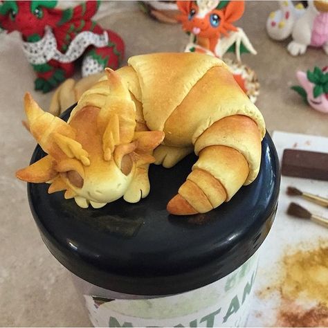 Official logo by @𝕀𝕣𝕖𝕟ℍ𝕠𝕣𝕣𝕠𝕣𝕤 auf Instagram: „Dragon croissant 🥐 by @dragonsandbeasties“ Clay Sculptures, Cute Baking, Dragon Necklace, Kawaii Food, Cute Desserts, Naan, Pretty Food, Creative Food, Cute Food