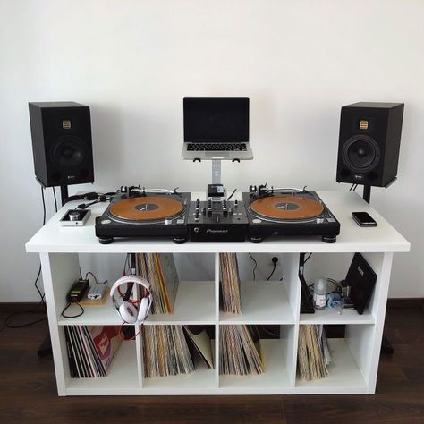 Dj Studio Room Ideas, Vinyl Record Room, Living Room Vinyl, Dj Decks, Music Room Design, Dj Table, Dj House, Dj Room, Home Music Rooms