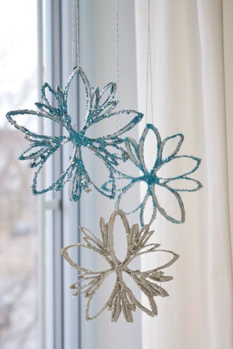 Recycle toilet paper rolls to make these sparkly snowflake ornaments. We have toilet paper tubes at home and I want to show you how I reuse them to make glitter toilet paper roll snowflakes. For my toilet paper roll snowflakes, I used white rolls. If you happen to have the brown ones though, you can always use a little bit of white paint to make them white. Toilet Paper Roll Snowflakes, Paper Roll Snowflakes, Bag Snowflakes, Succulent Decor, How To Make Snowflakes, Toilet Paper Tube, Snowman Decor, Snow Flakes Diy, Succulent Cuttings