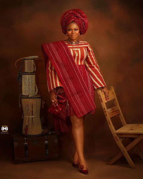 Modem Oleku styles to try out. Nigerian Wedding Attire For Women, Yoruba Traditional Attire For Women, Aso Oke Photoshoot, Yoruba Photoshoot, Iro And Buba Styles, Yoruba Attire, Buba Styles, Iro And Buba, Nigerian Outfits