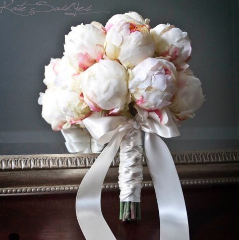 Bouquets With Ribbon, Wedding Bouquets Peony, Bud Wedding, Small Bridesmaid Bouquets, Elegant Bridal Bouquets, Peonies Wedding, Peony Bud, Peony Bouquet Wedding, Blue Peonies