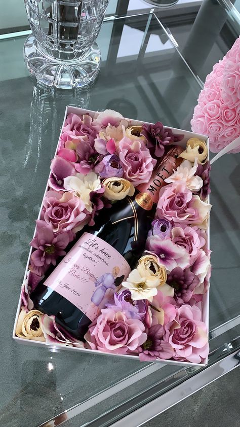 Moet Gift Boxes, Wine And Flowers Gift Boxes, Wine Gift Box Ideas, Flowers In A Box, Pink Inspiration, Valentines Gift Box, Gift Idea For Women, Flower Box Gift, Wine Gift Boxes