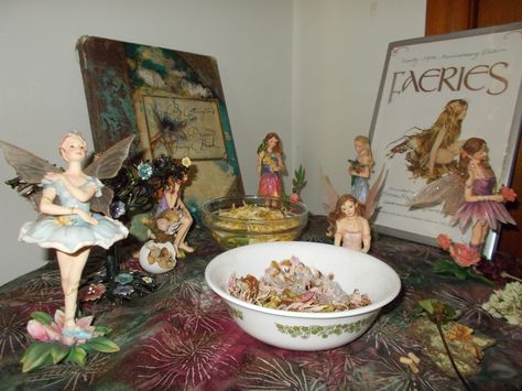 Faery altar from my blog @ fey spring Fairy Altar, Nature Witchcraft, Alter Ideas, Witchcraft Altar, Aesthetic Room Ideas, Mermaid Fairy, Pretty Room, Mermaid Princess, Summer Solstice