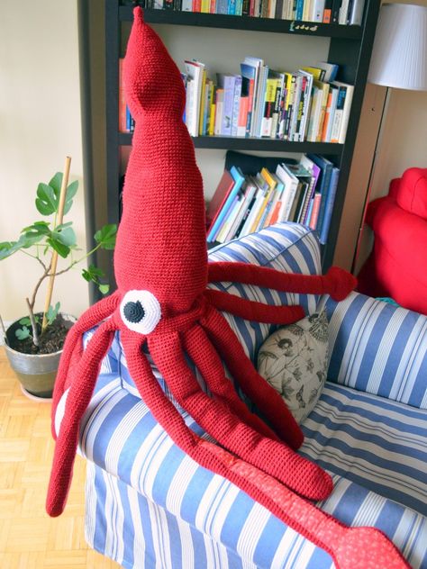 Free pattern Giant Squid - Pops de Milk Marine Crochet, Crochet Squid, Giant Crochet, Crochet Creatures, Crochet Sea Creatures, Teething Toddler, Giant Squid, Crocheted Jellyfish, Crochet Fish