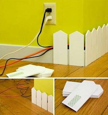 This is a really cute way to hide wires in the kids rooms. Koti Diy, Hide Cords, Hide Cables, Smart Tiles, Hide Wires, Picket Fence, Easy Home Decor, Decor Minimalist, Kids Playroom