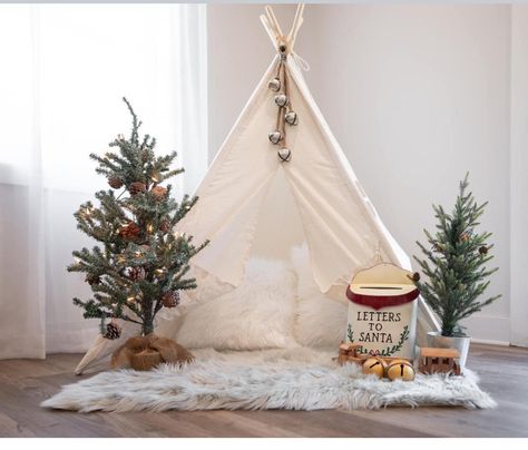 Christmas Picture Backdrop Ideas Outside, Christmas Tent Photoshoot, Teepee Tent Photoshoot, Christmas Minis Photography Outdoors, Christmas Teepee, Christmas Tent, Diy Christmas Photoshoot, Diy Christmas Pictures, Diy Christmas Backdrop