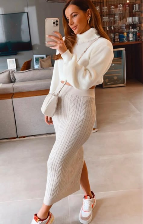 Knitted Skirts Outfit, Winter Fashion Outfits Dressy Fashionista Trends, White Knitted Skirt Outfit, White Wool Skirt Outfit, Cable Knit Skirt Outfit, Winter Long Skirt Outfit With Boots, Knit Long Skirt Outfit, White Midi Skirt Outfit Winter, Beige Knit Skirt Outfit