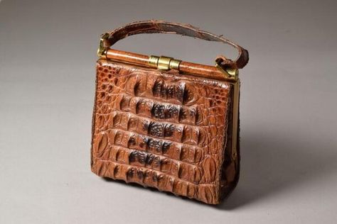 Brown crocodile skin bag, 1930s Vintage Hand Bags, Shadow Fashion, Elegant Handbags, Crocodile Handbags, Purse Cute, Crocodile Bags, Cute Handbags, 1930s Fashion, Crocodile Skin