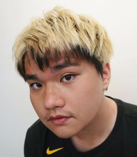 Bleached Male Hairstyle for Round Face Asian Man Haircut Round Face, Haircuts For Men With Round Face, Round Face Haircuts Men, Dark Asian Hair, Hairstyles For Asian Men, Hairstyle For Round Face, Asian Men Hairstyles, Male Hairstyle, Round Face Men