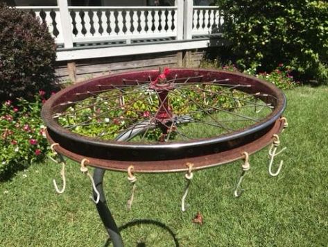 32 Old Garage Items Turned Into Cool Gardening Things Tire Diy, Diy Bicycle, Recycled Bike Parts, Yard Art Crafts, Bicycle Diy, Tire Art, Diy Garden Fountains, Old Bicycle, Old Garage