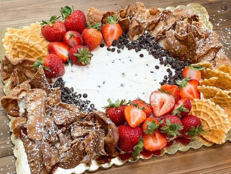 Cannoli Charcuterie Board, Cannoli Dip Charcuterie Board, Cannoli Theme Party, Canolli Dip Board, Cannoli Board, Italian Friendsgiving, Italian Cannoli, Cannoli Dip, Board Night