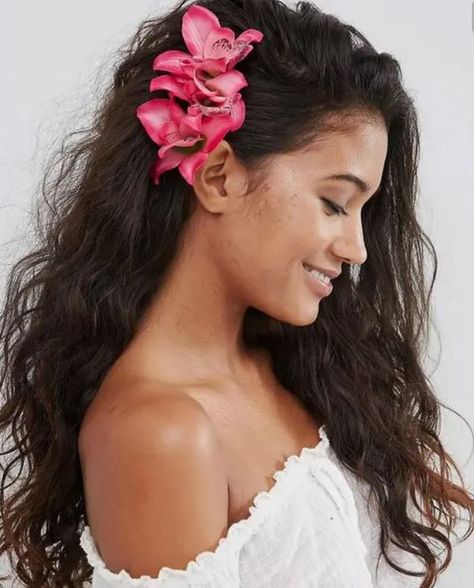 “Beach hair” is the perfect hairstyle to pull this look together. Hawaii Hairstyle, Hair Accessories Pink, Hawaiian Hairstyles, Floral Hair Accessories, Pink Hair Accessories, Pink Flower Hair, Floral Hair Comb, Floral Hair Combs, Hair Comb Accessories