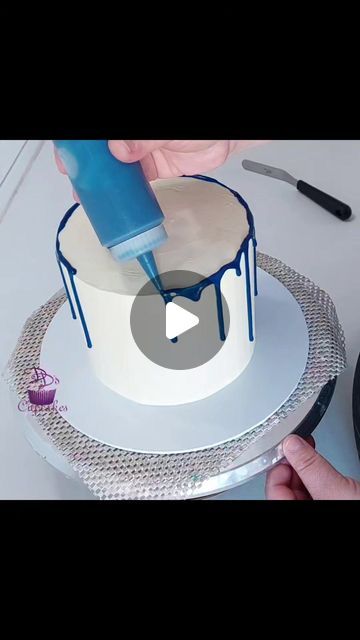 Blue Drip, Blue Colour Cake, Blue Icing Cake, Blue And White Cake Birthdays, Blue And White Cake Design, Blue Cake Designs Birthday, Blue And White Drip Cake, Drip Cake, White Cake With Blue Drip