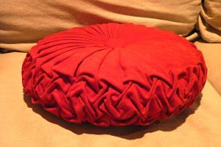 DIY Tufted pintucked pillow- I remember making these years ago, Maybe I'll give it a try again. Buffalo Plaid Quilt, Round Decorative Pillows, Smocking Pattern, Canadian Smocking, Diy Throw Pillows, Pillow Tutorial, Diy Cushion, Sewing Pillows, Round Pillow