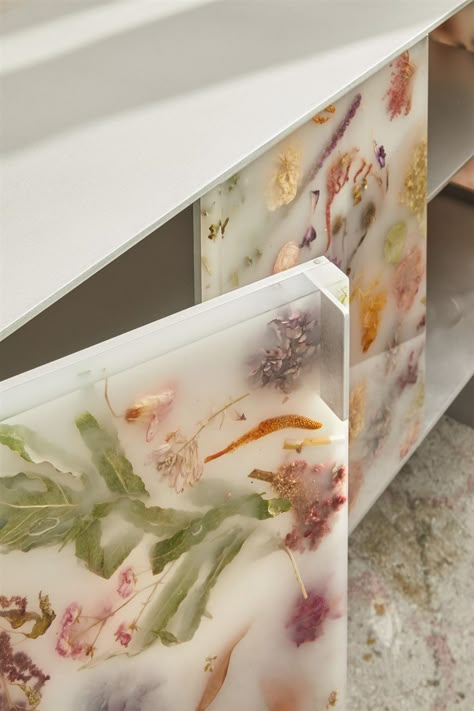 Cabinet Wallpaper, Flower Furniture, Floral Furniture, Metal Furniture Design, Resin Furniture, Romantic Flowers, Spring Design, Resin Flowers, Resin Diy