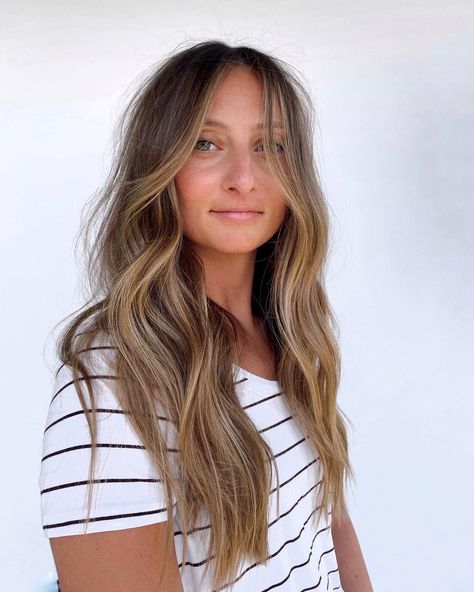 Elevated Brunette Hair, Beachy Brunette Balayage, Brown Hair With Highlights Beachy, Bronde Balayage Beach, Seamless Brunette Balayage, Brunette Beachy Highlights, Oceanic Brunette Hair, Bronde Balayage, Beachy Hair