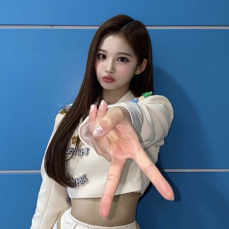 Peace Sign Drawing, Nmixx Sullyoon Icon, Sullyoon Icon, Peace Drawing, Nmixx Sullyoon, People Poses, Anatomy Poses, Body Reference Poses, Human Poses Reference