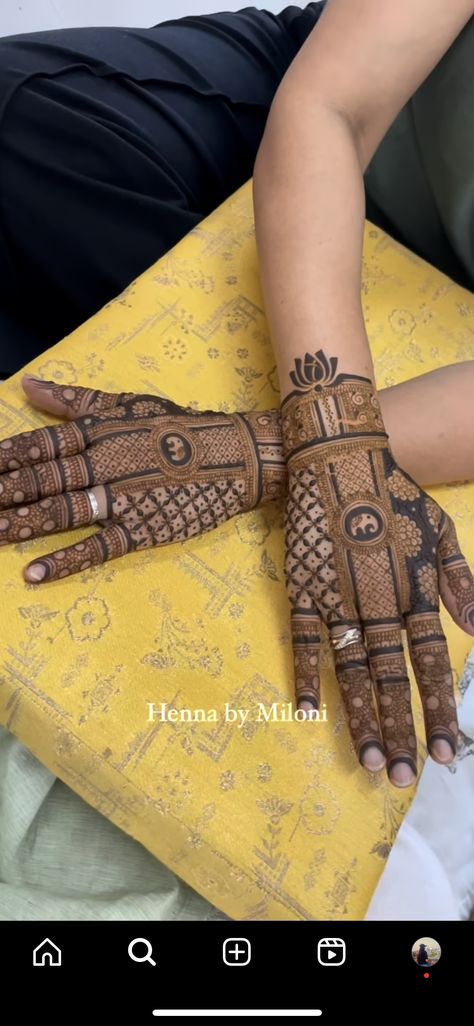 Mehendi Designs Sider, Small Back Hand Mehndi Designs Stylish, Teej Mehendi Design Latest, Backhand Mehndi Designs Latest, Trendy Mehandi Designs, Back Side Mehendi Design Simple, Trendy Mehndi Designs Back Hand, Jhumka Mehndi Design, Back Side Mehendi Design