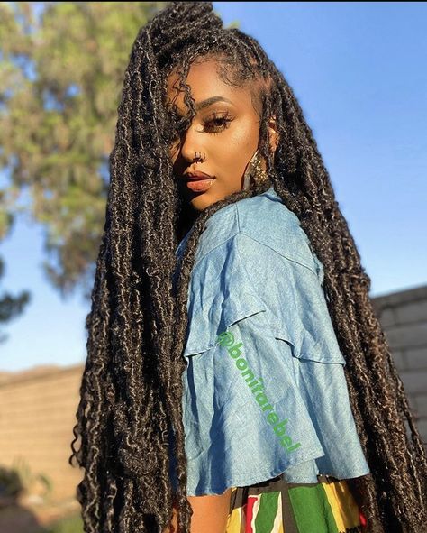 Everything you shoupd know about this new faux locs texture- bohemian distressed locs aka messy locs from the type of hair that’s used, price, pros and maintenance tips. Bonita Locs, Distressed Locs, Beautiful Ethiopian, Nose Cuff, Boho Locs, 1st House, Ethiopian Women, Twist Braid, Faux Locs Hairstyles