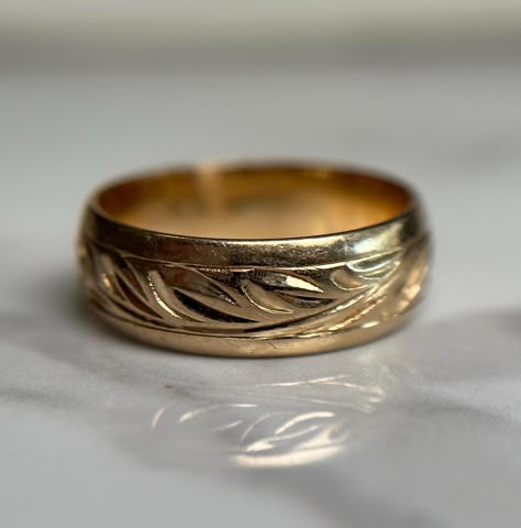 Classy and stackable floral etched gold band ring. Beautiful design carved throughout, sizable band and high-quality. Gorgeous piece and addition to any collection.  Preloved item, signs of wear Size (approx.): 6.25 US Stamped City 14K Weight: 4.681g **FREE shipping within Canada and USA** If you have any questions or concerns, please do not hesitate to contact us. We will be more than happy to help you and answer any inquiries.  We invite you to check out our shop for more fabulous items! Engraved Gold Wedding Band, Thick Wedding Band, Thick Wedding Bands, Thick Gold Band, Thick Gold Ring, Valentines Wedding, Interesting Jewelry, Dream Things, Ring Bands