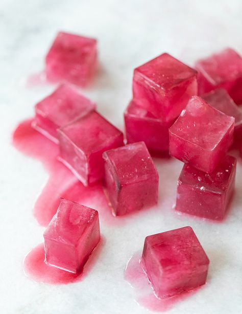 How to Make Natural Pink Ice Cubes - Sugar and Charm Sugar and Charm Pink Ice Cubes, Ice Cubes Recipe, Colored Ice Cubes, Ice Ideas, Ice Cube Recipe, Ice Cube Melting, Flavored Ice Cubes, Outdoor Plates, Girly Drinks