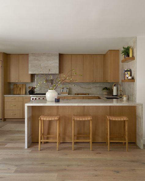 Kitchen Reveal ✨ We wanted this space to be filled with natural tones and materials. The continuation of quartzite throughout the kitchen gives the space a luxurious feel while also staying true to the natural elements. Design: #EthanCharlesDesign Project: #SFMBOrganic Photography: @public311design #Kitchen #ProjectReveal #InteriorDesigner #InteriorDesign #LAInteriorDesigner #LosAngeles #DesignInspo #WoodlandHills #OrangeCounty Japandi Kitchen Design, Japandi Kitchen, Victorian Couple, Japandi Interior, Mid Century Modern Kitchen, Classic Kitchen, Modern Beach House, Patio Interior, Modern Beach