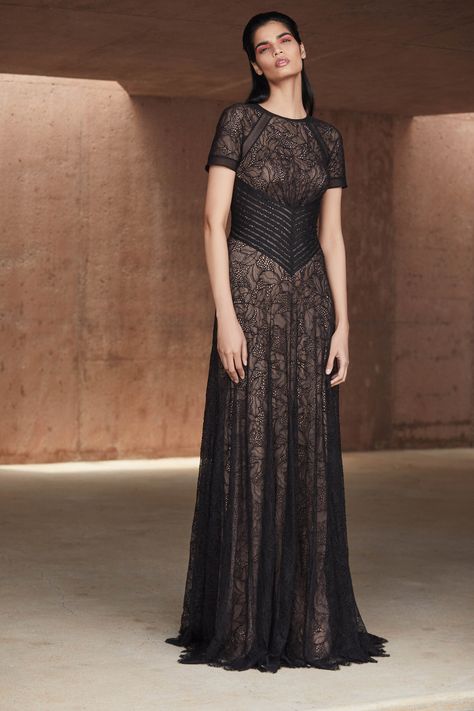 Tadashi Shoji Resort 2019 New York Collection - Vogue Women's Runway Fashion, Designer Cocktail Dress, Tadashi Shoji, Stunning Gowns, Fashion Gallery, Gorgeous Gowns, Fashion Show Collection, Beautiful Gowns, Fashion Sense