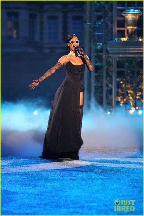 Rihanna: Victoria's Secret Fashion Show 2012 Performance! Rihanna Victoria Secret 2012, Rihanna Vs Fashion Show, Iconic Performance Outfits, Rihanna Iconic Outfits, Rihanna Victoria Secret, 2012 Rihanna, Rihanna Black Dress, Rihanna Collage, Rihanna Show