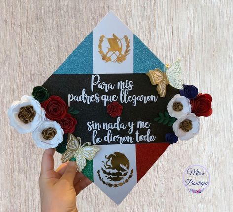 Guatemala Graduation Cap, Handmade Graduation Gifts, Cap Decoration Graduation, Custom Graduation Caps, Cap Graduation, Grad Hat, Diy Graduation Cap, Material Flowers, Graduation Cap Toppers