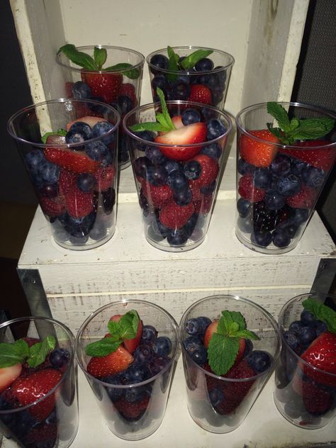 Mini Berry Cups Berry Cups, Food Meals, Snacks To Make, Fruit Cups, Food Ideas, Healthy Food, Berry, Healthy Recipes, Snacks