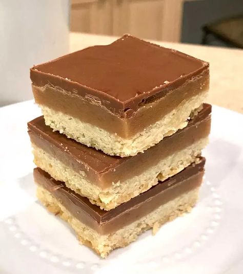 Millionaire Shortbread in a Square Pan - Cookie Madness Millionaire Shortbread Bars, Shortbread Bars Recipes, Blondie Dessert, Short Bread, Pan Cookies, Millionaire Shortbread, Shortbread Bars, Cereal Bar, Square Pan