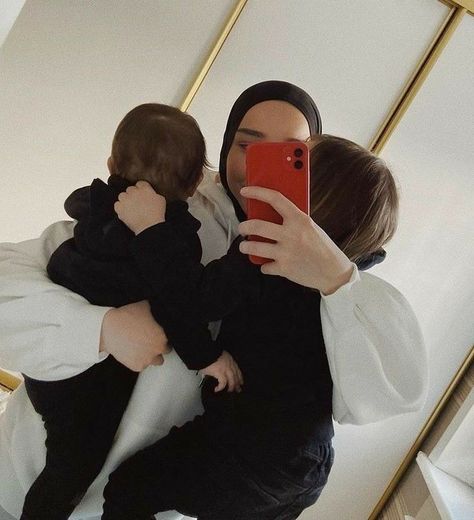 Mother And Twins Aesthetic, Parents Photography, Cute Family Photos, Muslimah Style, Luxury Couple, Cute Babies Photography, Family Vibes, Parenting Knowledge, Muslim Family