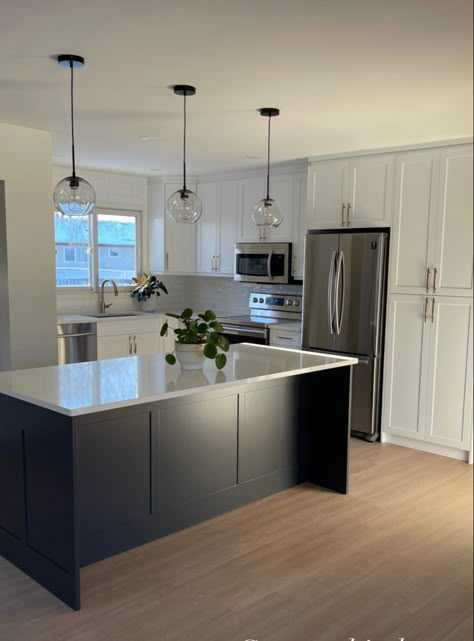 Minimalist Island Kitchen, 2 Tone Kitchen, Light Grey Kitchens, Small Modern Kitchens, Grey Kitchen Island, Kitchen Island Plans, Snow Hill, Black Kitchen Island, Open Plan Kitchen Dining