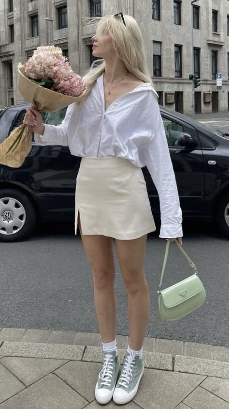 Parisian Street Style 2023 Summer, White Skort Outfit, White Skirt Outfits, Downtown Outfits, Nashville Outfits, Outfit Layout, Cowgirl Outfits, Brunch Outfit, 가을 패션