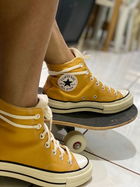 Converse 70s Sunflower, Converse 70s Outfit Men, Converse 70s Outfit, Outfit Men Suit, 1990s Men, 70s Outfit, Converse 70s, Converse Outfits, Tenis Vans