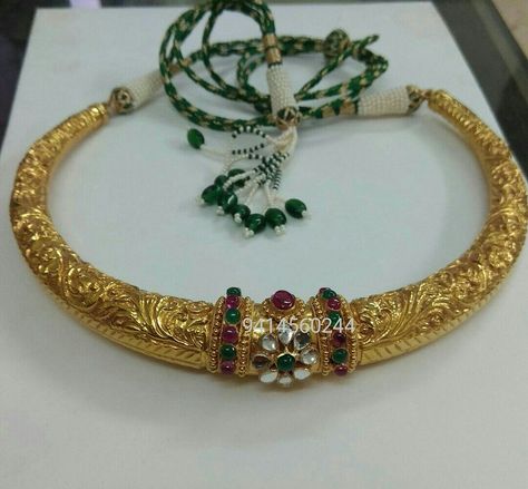 Traditional hasli necklace design with handcrafted chitrai work and a central stylised flower head, set with stones. #rajputijewellery  #rajsthanijewellery  #kundanjewelry  #jadaujewellery  #baisaraj  #valentines  #traditionaljewellery  #wedding  #designerjewellery  #jewelrydesigner  #jodhpur  #goldjewelry  #22kgold  #Haasli #haslinecklace Hasli Necklace, Rajputi Jewellery, Antique Necklaces Design, Antique Gold Jewelry Indian, Jewellery Bridal, Handmade Gold Jewellery, Gold Necklace Indian Bridal Jewelry, Antique Bridal Jewelry, Head Set